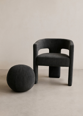 Czarna poduszka dekoracyjna z weluru – forma kuli